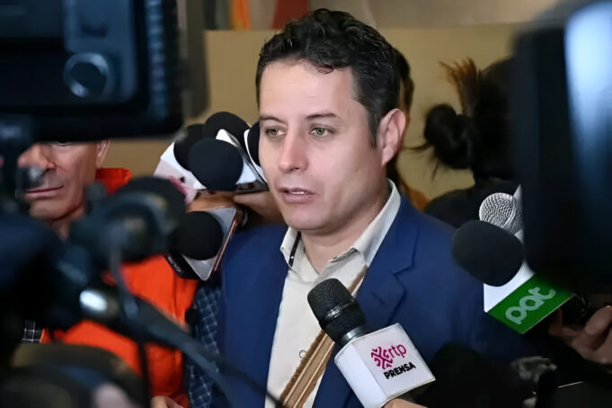 VICEPRESIDENTE LARA CUESTIONA VISITA DE RODRIGO PAZ A EEUU Y PIDE QUE NO SE OFREZCA AL EJÉRCITO BOLIVIANO PARA CONFLICTOS INTERNACIONALES