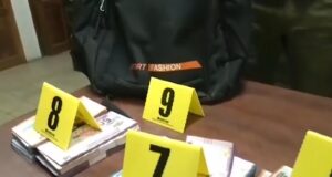 POLICÍA SECUESTRA MÁS DE BS 71.000 SUSTRAÍDOS DEL AVIÓN SINIESTRADO EN EL ALTO Y APREHENDE A UN JOVEN