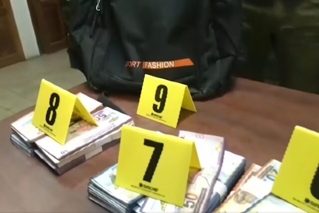 POLICÍA SECUESTRA MÁS DE BS 71.000 SUSTRAÍDOS DEL AVIÓN SINIESTRADO EN EL ALTO Y APREHENDE A UN JOVEN