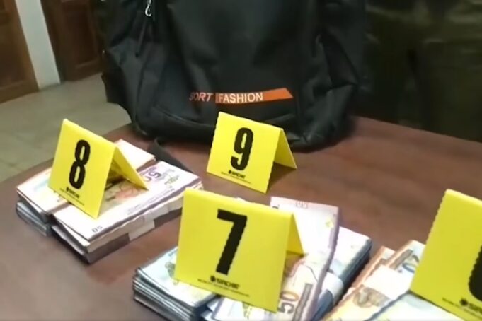 POLICÍA SECUESTRA MÁS DE BS 71.000 SUSTRAÍDOS DEL AVIÓN SINIESTRADO EN EL ALTO Y APREHENDE A UN JOVEN