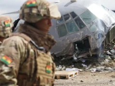 PERSONAS BUSCAN BILLETES TRAS RETIRO POLICIAL DEL ÁREA DEL AVIÓN SINIESTRADO EN EL ALTO