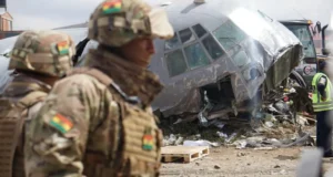 PERSONAS BUSCAN BILLETES TRAS RETIRO POLICIAL DEL ÁREA DEL AVIÓN SINIESTRADO EN EL ALTO