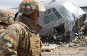 PERSONAS BUSCAN BILLETES TRAS RETIRO POLICIAL DEL ÁREA DEL AVIÓN SINIESTRADO EN EL ALTO