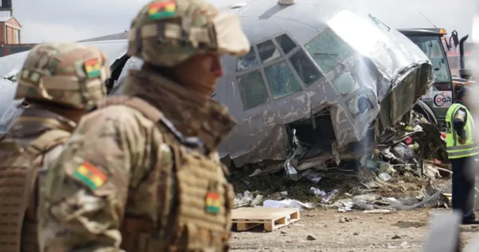 PERSONAS BUSCAN BILLETES TRAS RETIRO POLICIAL DEL ÁREA DEL AVIÓN SINIESTRADO EN EL ALTO