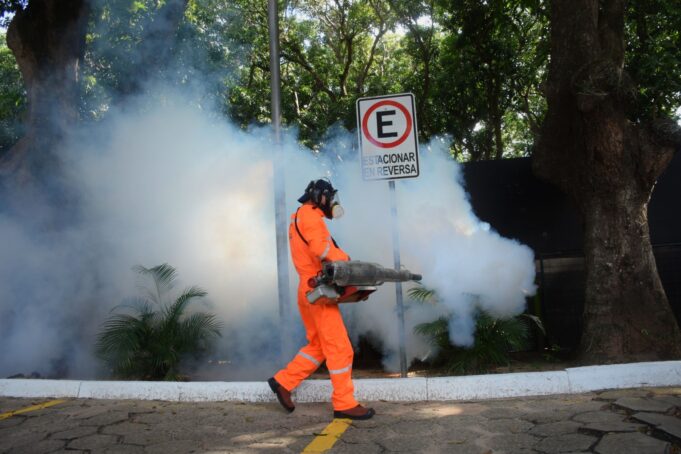 SANTA CRUZ ENFRENTA UNA SINDEMIA POR CHIKUNGUNYA E INFLUENZA Y ALISTA MINGA DE LIMPIEZA