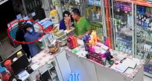 ATRACAN UNA FARMACIA EN EL PLAN TRES MIL Y NOVENO ANILLO; DELINCUENTE GOLPEA A UN CLIENTE CON UN ARMA