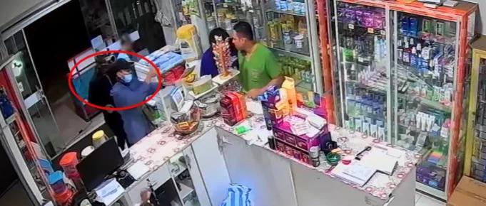 ATRACAN UNA FARMACIA EN EL PLAN TRES MIL Y NOVENO ANILLO; DELINCUENTE GOLPEA A UN CLIENTE CON UN ARMA
