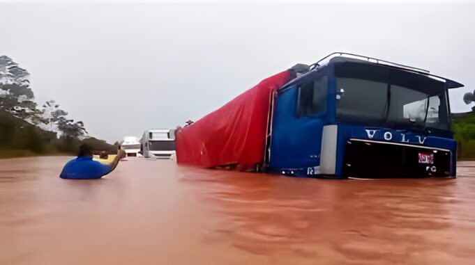 INUNDACIONES EN YAPACANÍ DEJAN CAMINOS BAJO EL AGUA Y AFECTAN A COMUNIDADES Y PRODUCTORES