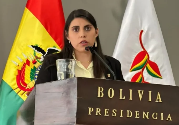 PIDEN LA RENUNCIA DE LA VICEMINISTRA ANDREA BARRIENTOS TRAS POLÉMICA POR DECLARACIONES SOBRE EL MODELO 50-50
