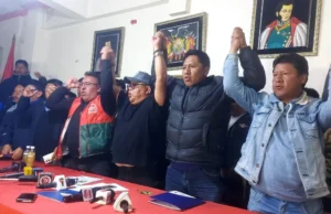 TRANSPORTE DE LA PAZ RATIFICA PARO INDEFINIDO Y RECHAZA DIÁLOGO CON YPFB EXIGIENDO COMBUSTIBLE DE CALIDAD Y LA RENUNCIA DEL MINISTRO