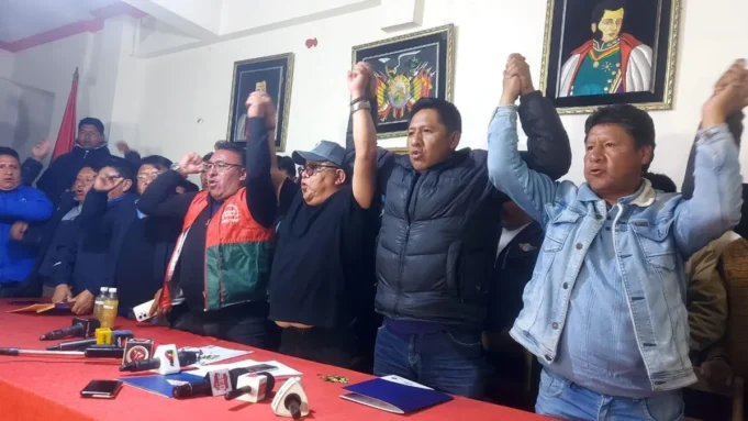 TRANSPORTE DE LA PAZ RATIFICA PARO INDEFINIDO Y RECHAZA DIÁLOGO CON YPFB EXIGIENDO COMBUSTIBLE DE CALIDAD Y LA RENUNCIA DEL MINISTRO