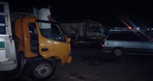 BLOQUEO DE PRODUCTORES EN YAPACANÍ CUMPLE SU PRIMER DÍA MIENTRAS ESPERAN DIÁLOGO CON EL GOBIERNO