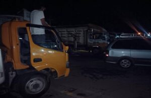 BLOQUEO DE PRODUCTORES EN YAPACANÍ CUMPLE SU PRIMER DÍA MIENTRAS ESPERAN DIÁLOGO CON EL GOBIERNO