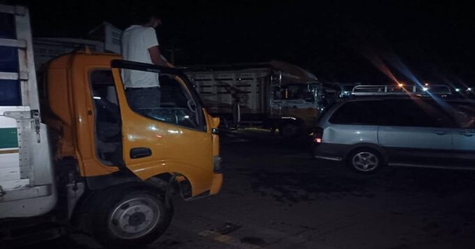 BLOQUEO DE PRODUCTORES EN YAPACANÍ CUMPLE SU PRIMER DÍA MIENTRAS ESPERAN DIÁLOGO CON EL GOBIERNO