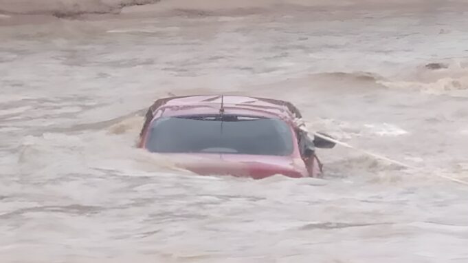 VEHÍCULO ES ARRASTRADO POR UN RÍO EN EL TORNO Y COMUNARIOS SE MOVILIZAN PARA RESCATAR A LOS OCUPANTES