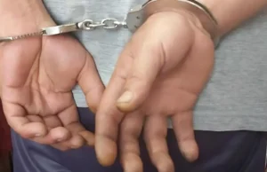 CHOFER ES APREHENDIDO POR INTENTAR SOBORNAR CON BS 10 A UN POLICÍA EN COCHABAMBA