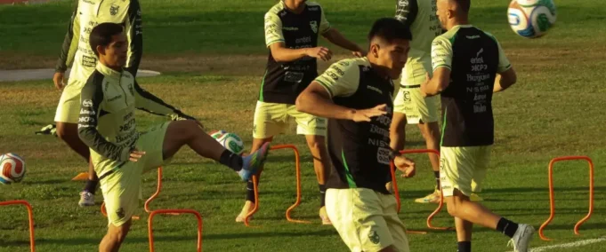 DIEGO MEDINA GENERA PREOCUPACIÓN EN LA VERDE TRAS SUFRIR MOLESTIA EN ENTRENAMIENTO PREVIO AL DUELO ANTE IRAK