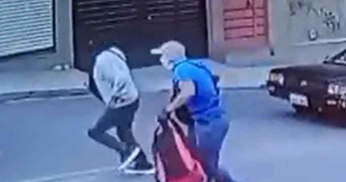 ATRACO ARMADO EN VILLA COPACABANA: CUATRO DELINCUENTES INTERCEPTAN A UNA PERSONA Y DISPARAN PARA ROBARLE