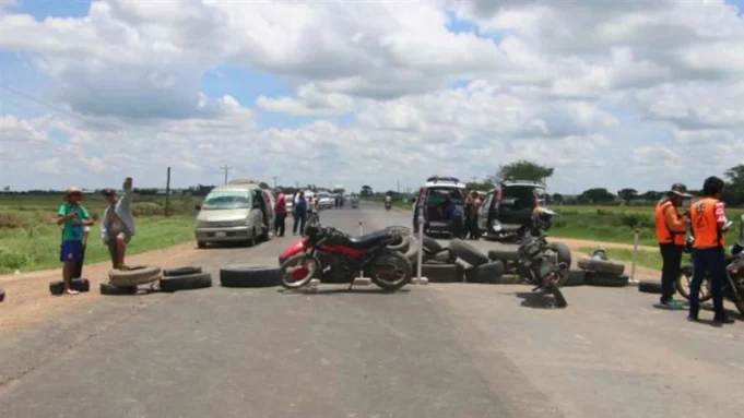 INSTALAN DOS BLOQUEOS EN LA RUTA AL NORTE INTEGRADO POR DEMANDAS VECINALES Y PROTESTAS EN PORTACHUELO