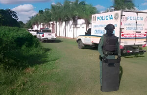 POLICÍA ES RECIBIDA A TIROS EN OPERATIVO EN PAURITO Y APREHENDE A 13 PERSONAS, LA MAYORÍA COLOMBIANOS