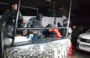 ENFRENTAMIENTO POR INMUEBLE EN SANTA CRUZ DEJA 48 ARRESTADOS Y ABRE INVESTIGACIÓN