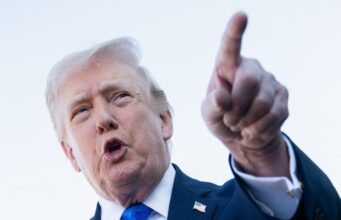 TRUMP AMENAZA CON ATACAR A IRÁN “CON MUCHA FUERZA” MIENTRAS MANTIENE DIÁLOGO ABIERTO