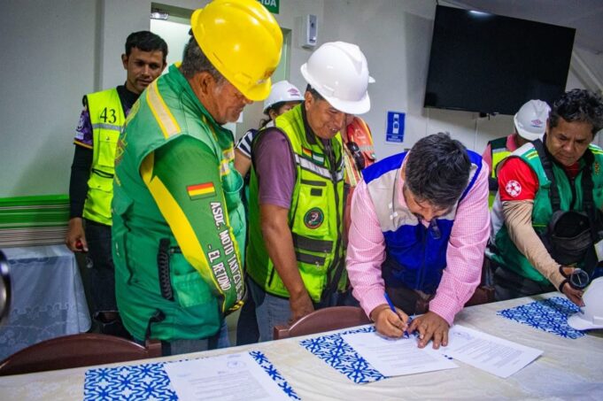 YPFB Y MOTOTAXISTAS DE SANTA CRUZ ALCANZAN ACUERDO Y SUSPENDEN MOVILIZACIONES