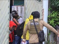 ALLANAN VIVIENDA EN SANTA CRUZ POR PRESUNTO MICROTRÁFICO Y APREHENDEN A UNA MUJER