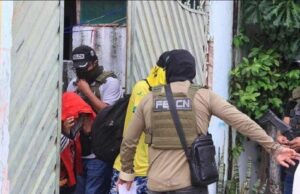 ALLANAN VIVIENDA EN SANTA CRUZ POR PRESUNTO MICROTRÁFICO Y APREHENDEN A UNA MUJER