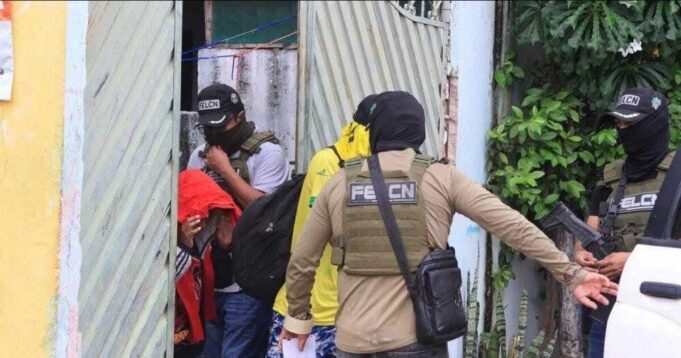 ALLANAN VIVIENDA EN SANTA CRUZ POR PRESUNTO MICROTRÁFICO Y APREHENDEN A UNA MUJER