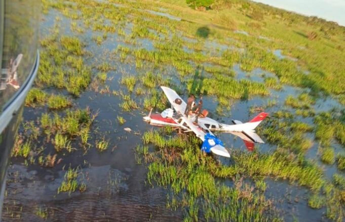 RESCATAN CON VIDA A TRIPULANTES DE AVIONETA QUE ATERRIZÓ DE EMERGENCIA EN BENI