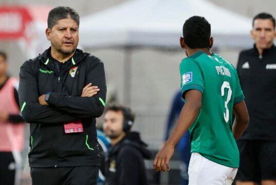 FEDERACIÓN BOLIVIANA EVALUARÁ CONTINUIDAD DE ÓSCAR VILLEGAS TRAS ELIMINACIÓN DE LA VERDE