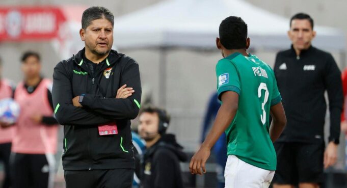 FEDERACIÓN BOLIVIANA EVALUARÁ CONTINUIDAD DE ÓSCAR VILLEGAS TRAS ELIMINACIÓN DE LA VERDE