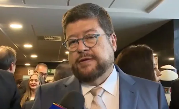 DORIA MEDINA DESCARTA SABOTAJE EXTERNO Y PIDE INVESTIGAR FALLAS INTERNAS EN YPFB POR GASOLINA DEFECTUOSA