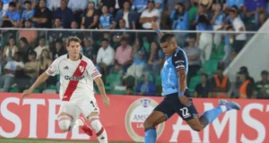 BLOOMING EMPATA ANTE RIVER PLATE EN SU DEBUT Y DEJA ESCAPAR LA VICTORIA PESE A TENER UN HOMBRE DE MÁS