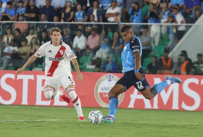 BLOOMING EMPATA ANTE RIVER PLATE EN SU DEBUT Y DEJA ESCAPAR LA VICTORIA PESE A TENER UN HOMBRE DE MÁS