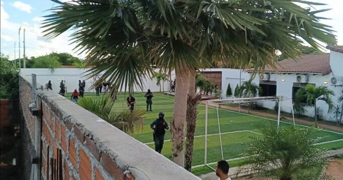 VECINOS RELATAN FIESTAS, DISPAROS Y MOVIMIENTO SOSPECHOSO EN QUINTA ALLANADA EN EL PLAN TRES MIL