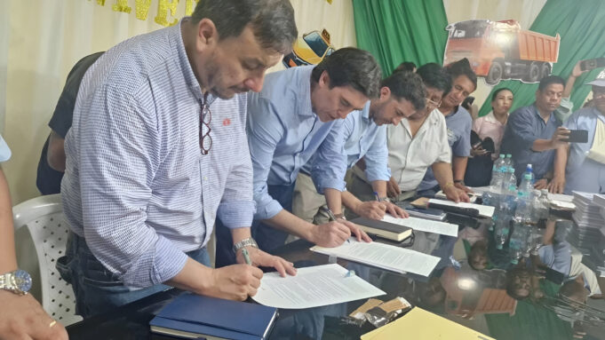 TRANSPORTISTAS Y GOBIERNO ACUERDAN PRIORIDAD VIAL Y SUSPENDEN PARO EN SANTA CRUZ