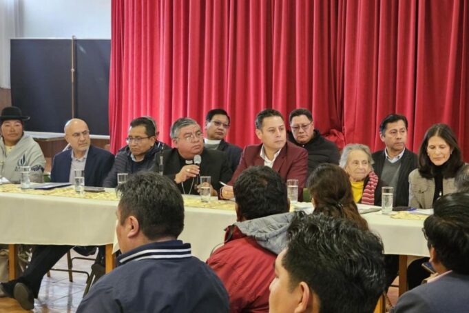 COMISIÓN DE DIÁLOGO PIDE LEVANTAR ÓRDENES DE APREHENSIÓN CONTRA DIRIGENTES PARA FACILITAR NEGOCIACIONES