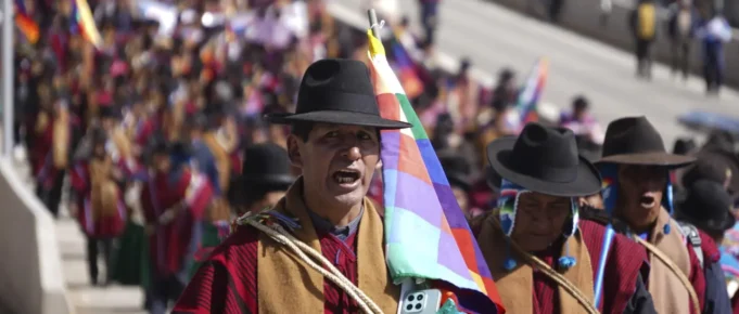 BOLIVIA CIERRA UNA JORNADA DE CONFLICTOS CON BLOQUEOS ACTIVOS, DOS MUERTES Y LA ABROGACIÓN DE LA LEY 1720
