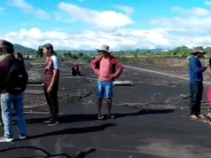 COCALEROS TOMAN EL AEROPUERTO DE CHIMORÉ Y ADVIERTEN UNA “SUBLEVACIÓN” SI INTENTAN DETENER A EVO MORALES