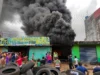 VORAZ INCENDIO CONSUME TIENDA DE LLANTAS EN COBIJA Y MOVILIZA A BOMBEROS DE BOLIVIA Y BRASIL