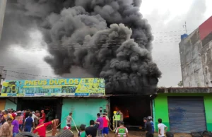 VORAZ INCENDIO CONSUME TIENDA DE LLANTAS EN COBIJA Y MOVILIZA A BOMBEROS DE BOLIVIA Y BRASIL