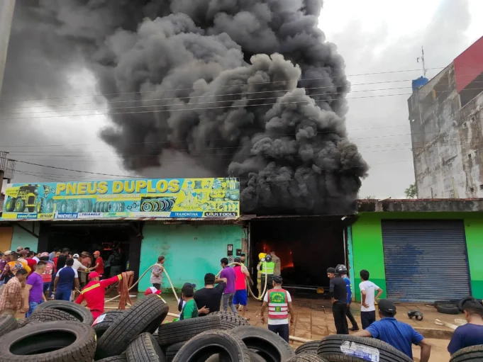 VORAZ INCENDIO CONSUME TIENDA DE LLANTAS EN COBIJA Y MOVILIZA A BOMBEROS DE BOLIVIA Y BRASIL