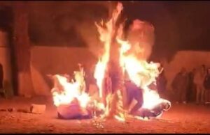 VIDEO: LOS SACARON DE LAS CELDAS Y LES PRENDIERON FUEGO A TRES ACUSADOS DE ROBO EN POTOSÍ