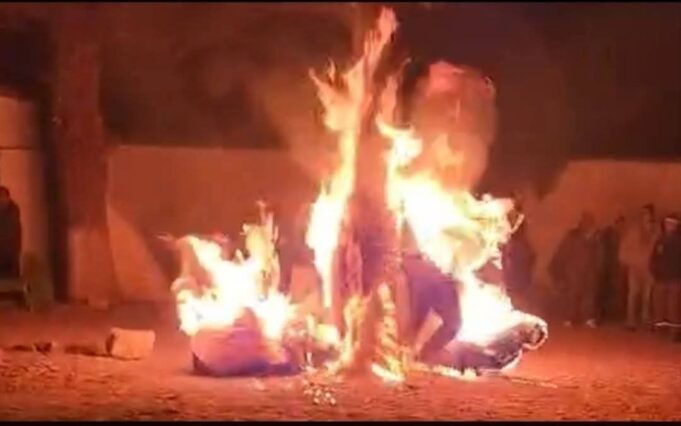 VIDEO: LOS SACARON DE LAS CELDAS Y LES PRENDIERON FUEGO A TRES ACUSADOS DE ROBO EN POTOSÍ