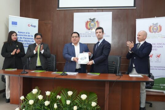 FISCAL GENERAL RECIBE DE LA FIAP GUÍA ACTUALIZADA DE APRENDIZAJE “INVESTIGACIÓN DE DELITOS DE TRATA DE PERSONAS Y TRÁFICO ILÍCITO DE MIGRANTES” PARA FORTALECER LA FORMACIÓN ESPECIALIZADA DE FISCALES