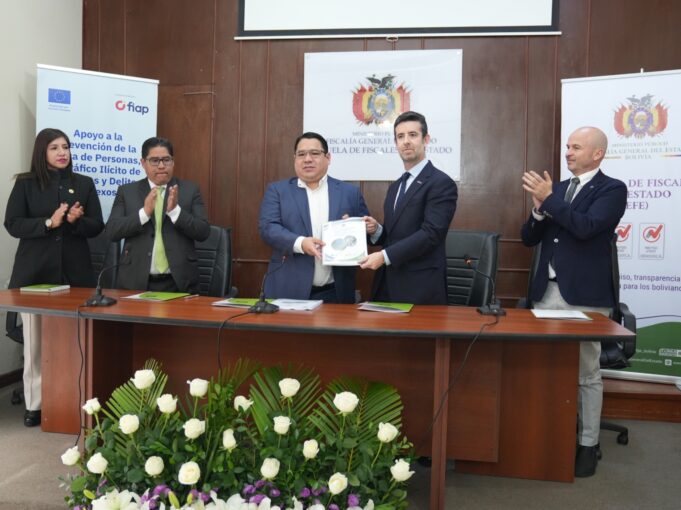 FISCAL GENERAL RECIBE DE LA FIAP GUÍA ACTUALIZADA DE APRENDIZAJE “INVESTIGACIÓN DE DELITOS DE TRATA DE PERSONAS Y TRÁFICO ILÍCITO DE MIGRANTES” PARA FORTALECER LA FORMACIÓN ESPECIALIZADA DE FISCALES