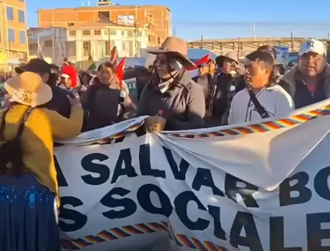 MARCHA EVISTA LLEGA A EL ALTO Y ANUNCIA SU INGRESO A LA PAZ EN MEDIO DE UNA TERCERA SEMANA DE BLOQUEOS
