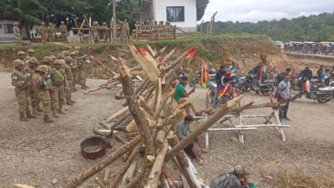 COCALEROS INGRESAN A INSTALACIONES DE LA NOVENA DIVISIÓN DEL EJÉRCITO Y GENERAN POLÉMICA EN EL TRÓPICO